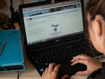 Una estudiante accede a las clases 'online' de la Universidad de Sevilla con un ordenador portátil.