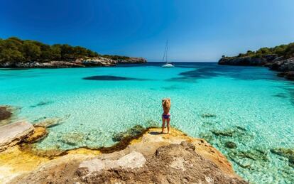 Una bañista en Cala Macarella, Menorca.