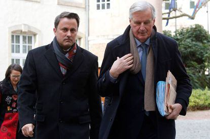 Barnier, a la derecha, junto al primer ministro de Luxemburgo, Xavier Bettel.