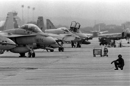 Cazabombarderos F-18 del Ejército del Aire, en la base aérea de Torrejón de Ardoz (Madrid).