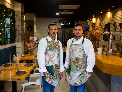 Los hermanos Alian y Ernesto Garay Calviño, nietos de emigrantes de Pontevedra en Cuba, en el restaurante de As Pontes en el que trabajan.