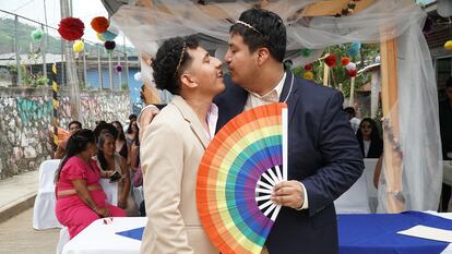 Adrián Rojas (i) y Luis Fernando Vargas (d) contraen matrimonio civil el 15 de mayo 2023, en el municipio Estancia de Morelos, Oaxaca (México).