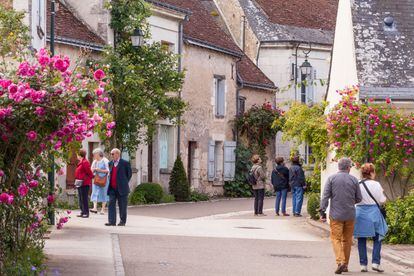 Las floreadas calles del pueblo francés de Chédigny.