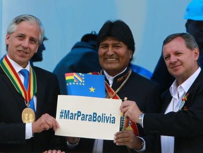 Evo Morales, junto al vicepresidente (izquierda) y el presidente del Senado.