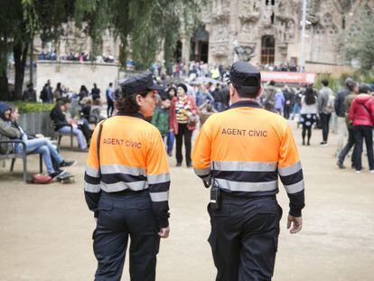 Dos agentes patrullando en la Sagrada Familia