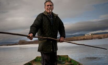 Francisco Abaldea 'el Duende' en su barca, en el río Guadiana.