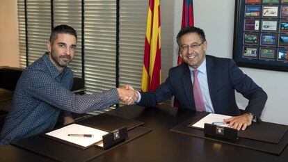 Navarro y Bartomeu sellan la renovación del jugador.