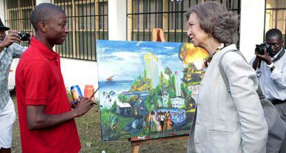 La reina Sofía, visitando ayer en una escuela de arte en Maputo (Mozambique).