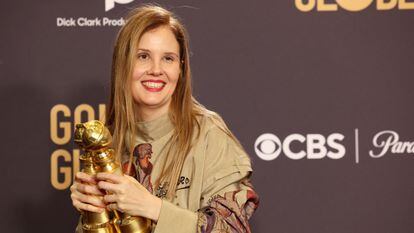 Justine Triet, directora de 'Anatomía de una caída', posa con sus dos Globos de Oro.