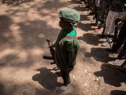 Unos 300.000 niños y niñas soldado participan en más de 30 conflictos en todo el mundo, según datos de Unicef. En la imagen, uno de ellos recién liberado en Sudán del Sur, el pasado 7 de febrero.
