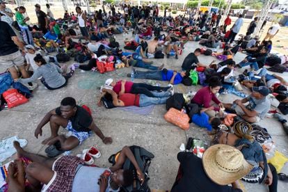 Migrantes descansan en las afueras de Tapachula.