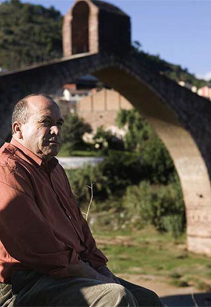 Ahmed Tommouhi, ayer, con el <i>Puente del Diablo</i> al fondo, en Martorell (Barcelona).