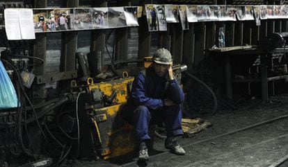 Uno de los mineros descansa durante su octavo día de encierro para protestar por el fin de las ayudas al sector.