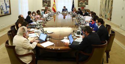 El ministro de Inclusión, Seguridad Social, y Migraciones, José Luis Escrivá (primero por la derecha) en una reunión del Consejo de Ministros.