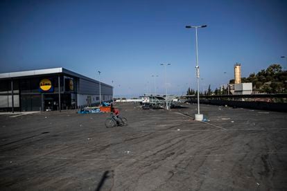 El asentamiento del supermercado Lidl de Mitilene, vacío tras el desalojo forzado por la policía.
