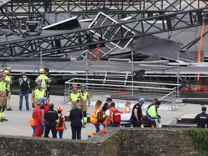 Los servicios de emergencia trabajan en la zona de derrumbe del festival O Son do Camiño, en Santiago de Compostela.