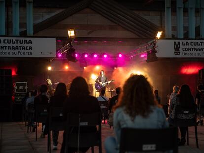 Imagen del concierto de Rulo y la Contrabanda en el Palacio de festivales de Cantabria.