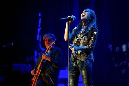 La cantante Eva Amaral, durante su actuación ayer en el Palacio de los Deportes.