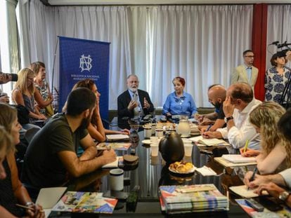 El director de la Biblioteca Nacional, Alberto Manguel, en rueda de prensa.