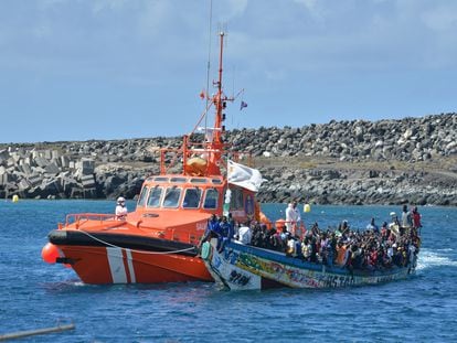 El cayuco con 320 personas a bordo ha llega al puerto de La Restinga (El Hierro).