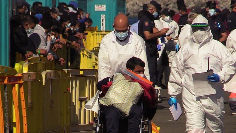 Migrantes en el campamento del muelle de Arguineguín, en Gran Canaria este jueves.