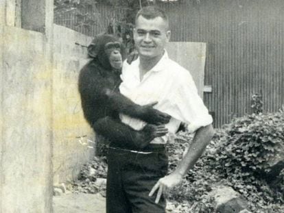 El electricista Antonio Medina posa con un mono en brazos en una calle de Monrovia, capital de Liberia, en 1963.