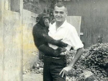 El electricista Antonio Medina posa con un mono en brazos en una calle de Monrovia, capital de Liberia, en 1963.