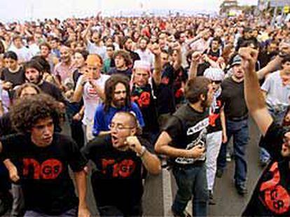 Miles de personas marcharon ayer pacíficamente por Génova para protestar por las políticas de globalización representadas en la reunión del G-8.