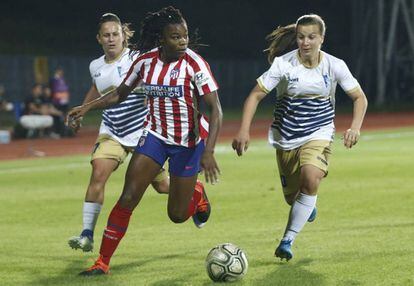 Ludmila controla la pelota, durante el partido ante el Spartak Subotica.