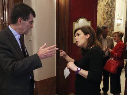 Jos&eacute; Enrique Serrano, ponente socialista de la Ley de Transparencia, con la vicepresidenta S&aacute;enz de Santamar&iacute;a, en el Congreso, el pasado mes de mayo.  