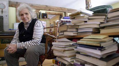 La escritora Grace Paley entre una pila de libros en su casa en 2003.