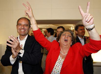 La alcaldesa de Valencia, Rita Barberá, y el presidente del PP valenciano, Francisco Camps, celebran el resultado de anoche.