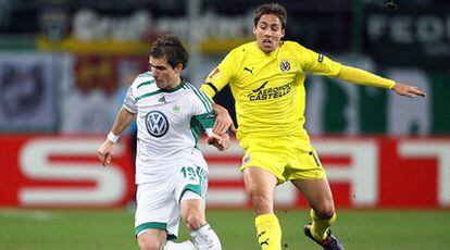 El defensa del Wolfsburgo Pekarik junto al jugador del Villarreal Fuster.