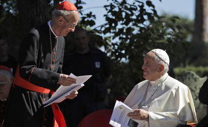 El papa Francisco junto al cardenal brasileño Claudio Hummes, este viernes en los jardines del Vaticano.