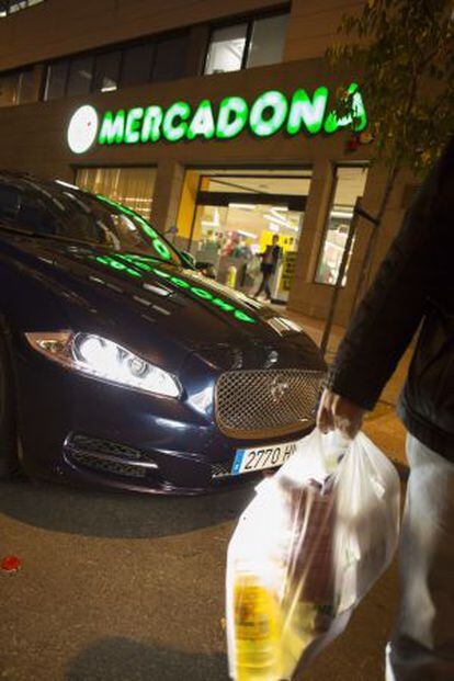 Un Jaguar aparcado junto a un supermercado de Mercadona en Madrid