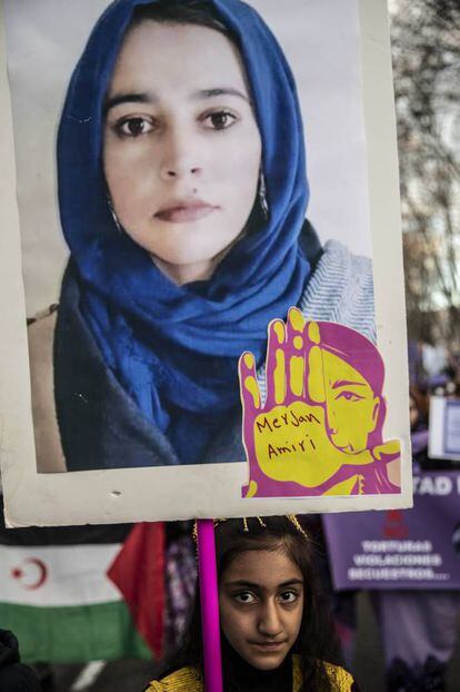 Una joven muestra un cartel de apoyo a las mujeres afganas mientras participa en una de las marchas con motivo del Día Internacional de la Mujer en Madrid.