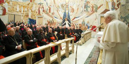 El Papa habla ante los cardenales en el Vaticano el sábado, en una imagen de L'Osservatore Romano.
