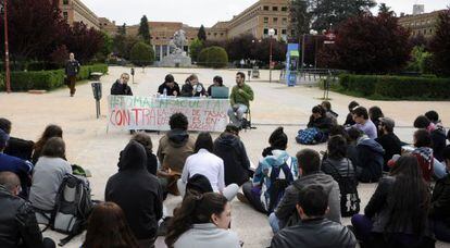 Protesta en la Universidad Complutense por los recortes.