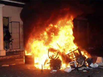 Manifestantes autonomistas saquean un edificio del Ministerio de Trabajo en Santa Cruz el miércoles.