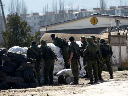Unos soldados rusos colocan barricadas en Feodosia, Crimea, tras tomar el control de la base militar de la ciudad, el 24 de marzo de 2014.