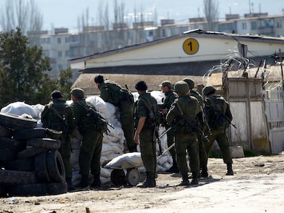 Unos soldados rusos colocan barricadas en Feodosia, Crimea, tras tomar el control de la base militar de la ciudad, el 24 de marzo de 2014.