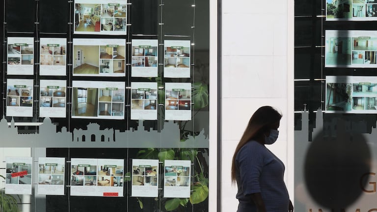 Una mujer pasa delante de una agencia inmobiliaria de Madrid.