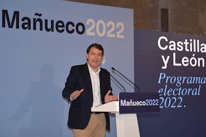 The PP candidate for the presidency of the Junta de Castilla y León, Alfonso Fernández Mañueco, in a pre-election act of his party this Tuesday in Becerril de Campos (Palencia).