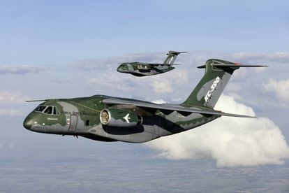 Dos de los tres aviones de transporte KC-390 ya fabricados por Embraer y que esta comercializará con Boeing.