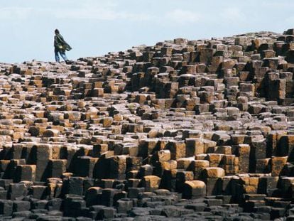 Un turista camina sobre las columnas de basalto de la Calzada del Gigante, en el condado de Antrim (Irlanda del Norte).