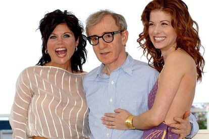Thiessen posa junto a Woody Allen y Debra Messing en el festival de Cannes.