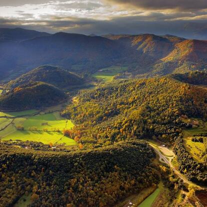 El paisaje volcánico de la Garrotxa, con el volcán de Santa Margarida en primer plano.