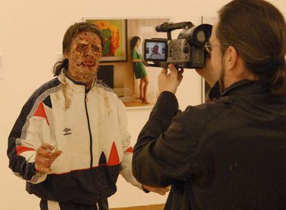 Una clase de maquillaje en el Taller de Cine de Bajo Coste de Alcalá de Henares.