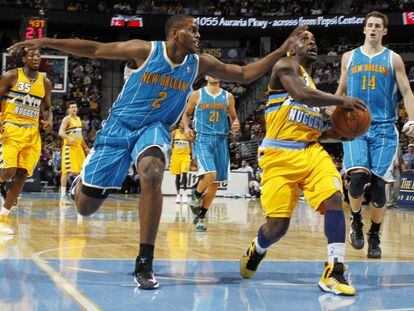 Ty Lawson, de amarillo, cuando jugaba en el equipo de Denver en la NBA.