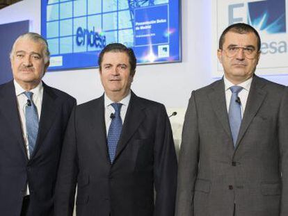 El rpesidente de Endesa, Borja Prado (centro), junto al consejero delegado, Jos&eacute; Bogas (izquierda), y el director financiero, Paolo Bondi 